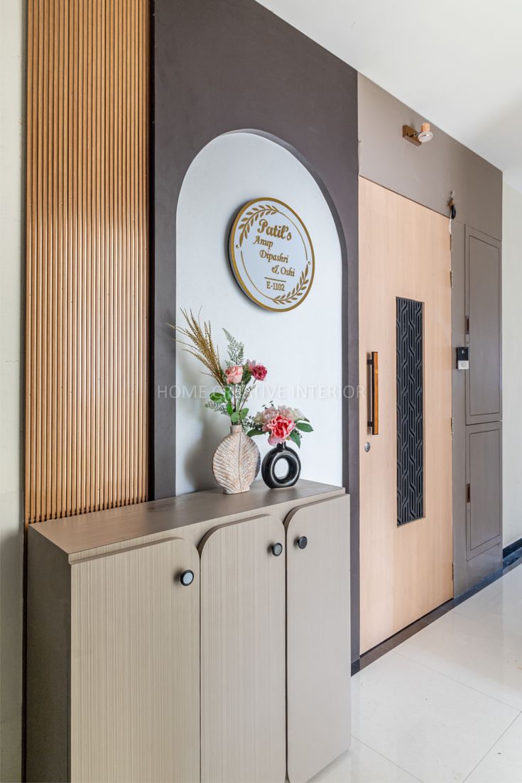 Elegant Circular Nameplate with Gold Laurel Wreath - Archway Entrance Decor